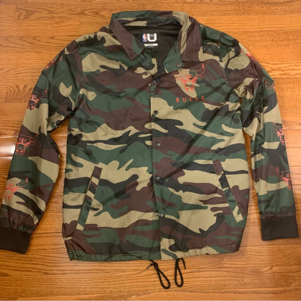NBA Chicago Bulls Camo Nylon WindBreaker Woodland mesh size large lined snaps